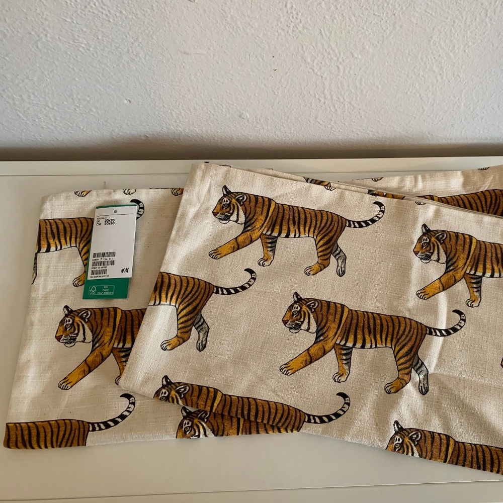 Pair of H&M Collection Tiger Pillow Shams - Picture 2 of 2